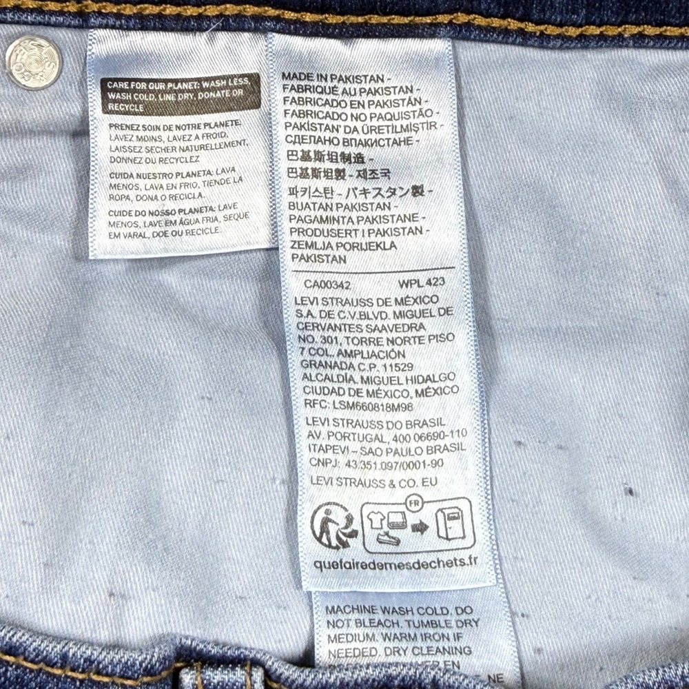 Levis Shaping Bermuda Shorts Womens 18W Blue Denim Medium Wash Stretch 9 Inseam - Picture 7 of 7